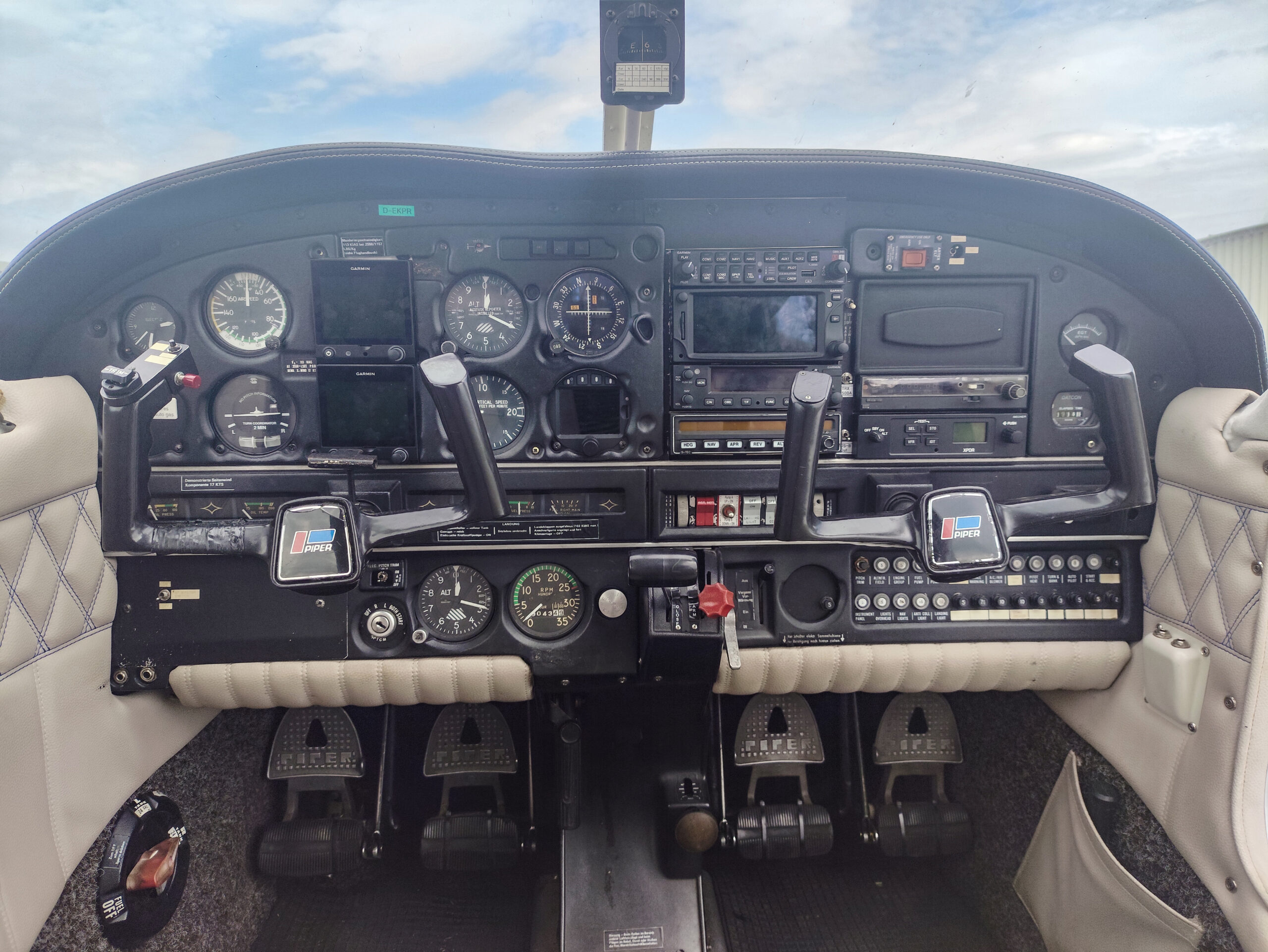 Flugzeugcharter Piper PA28-181 Archer II Cockpit